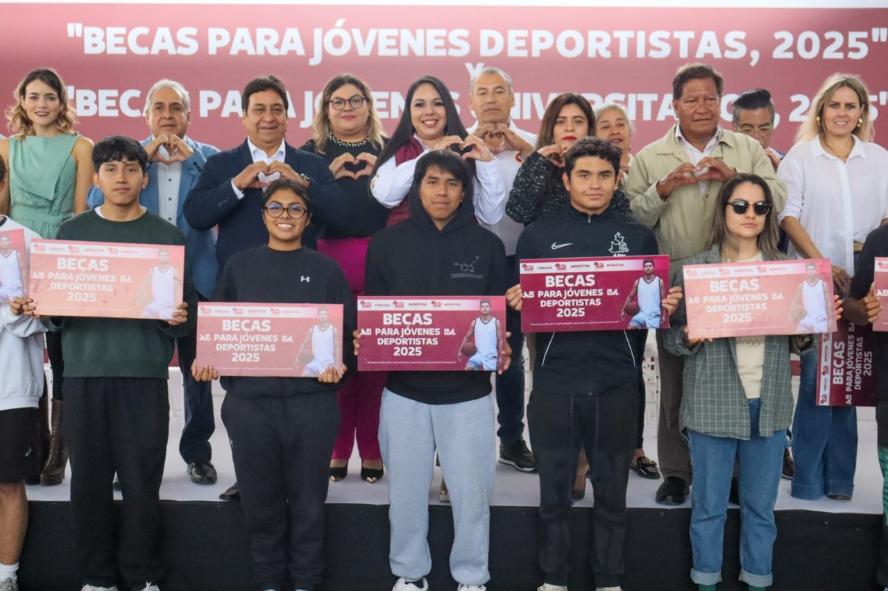 Entrega Tonantzin Fernández becas a jóvenes estudiantes y deportistas de San Pedro Cholula