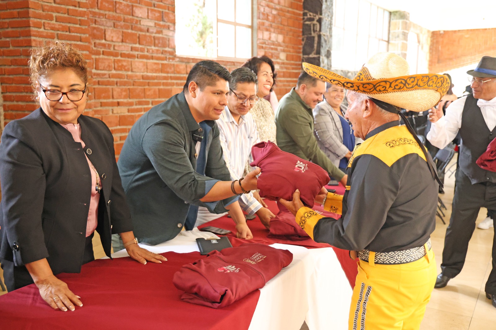 Omar Muñoz y Tere Alfaro festejan a los abuelitos de Cuautlancingo 