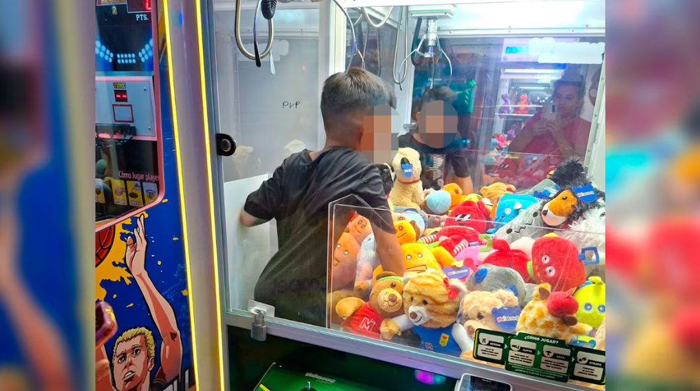Niño atrapado en máquina de peluches es rescatado en Nuevo León