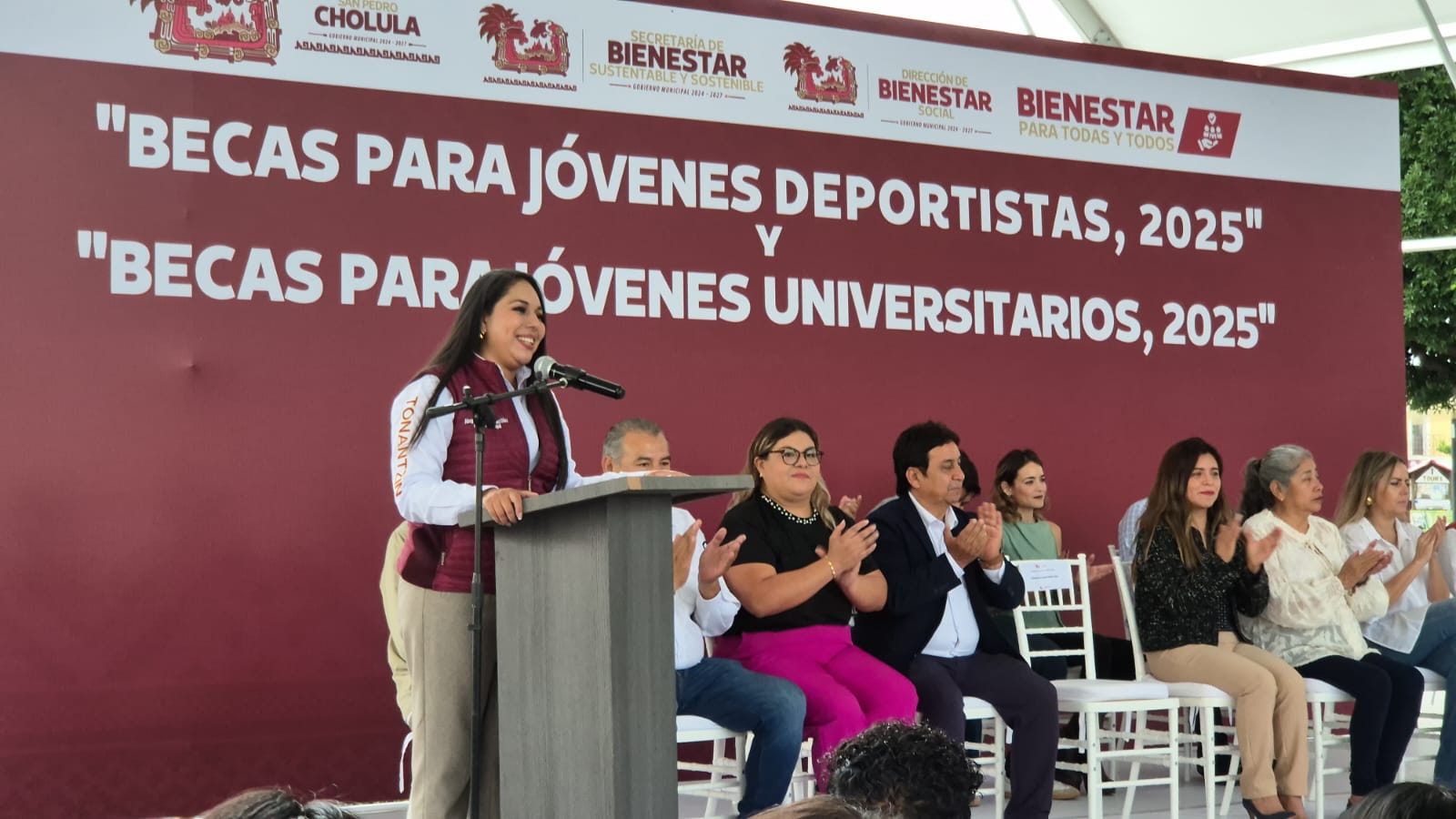 Refuerzan apoyos a jóvenes en San Pedro Cholula con entrega de becas