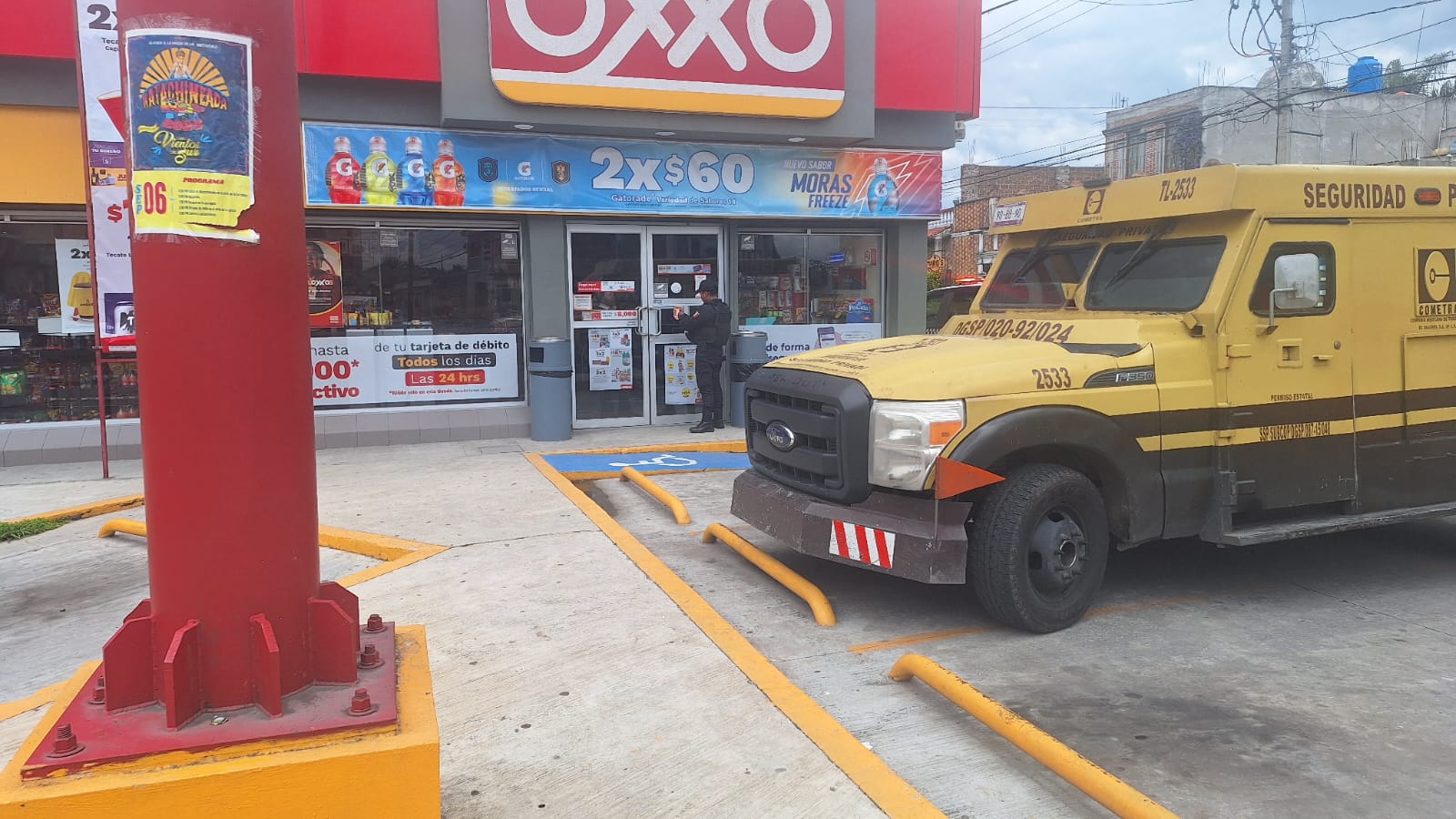 Asalto frustrado en Oxxo de Nativitas tras rápida reacción de la policía: Delincuentes huyen y abandonan motocicleta