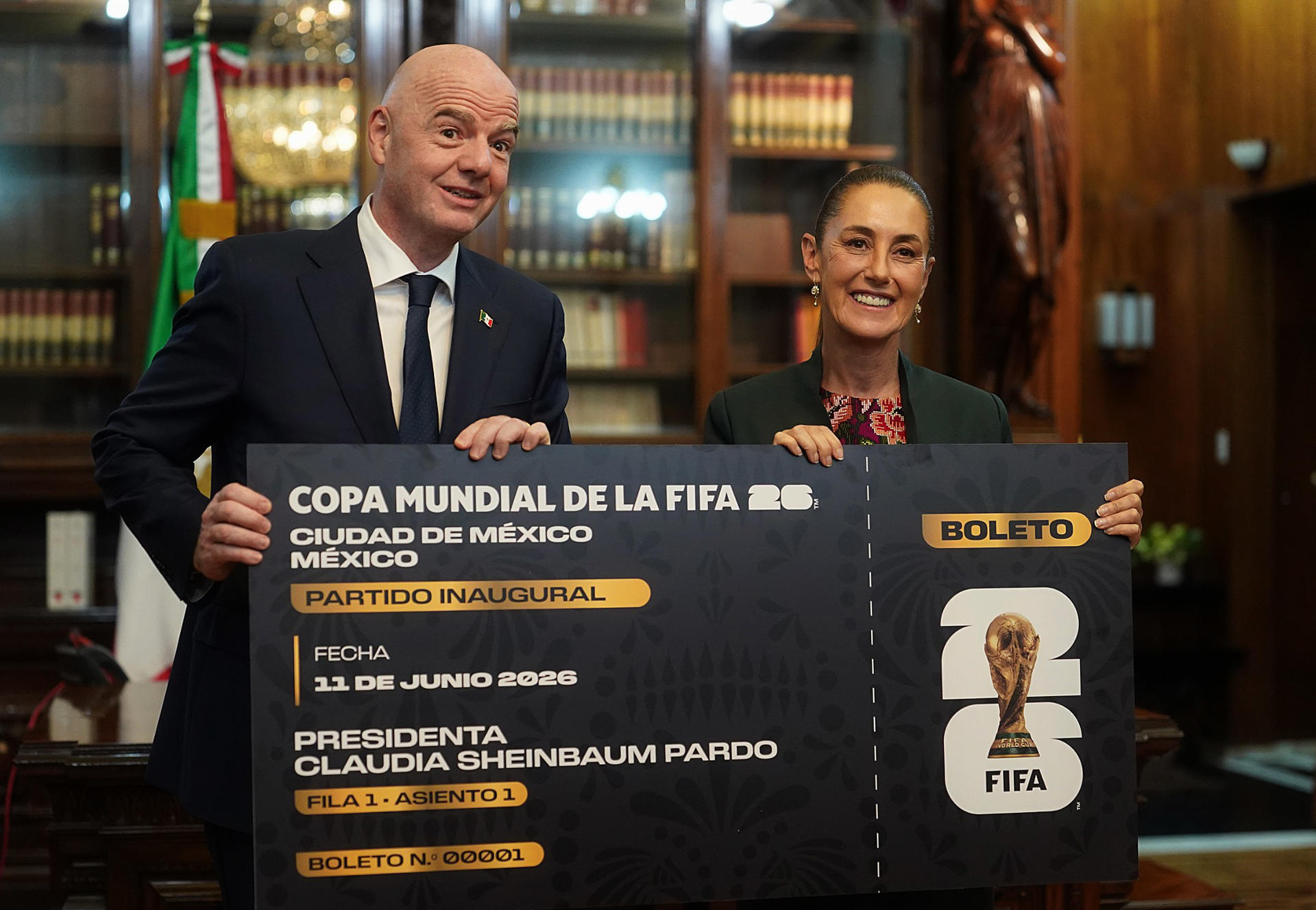 Sheinbaum recibe réplica del boleto inaugural del Mundial 2026 en México
