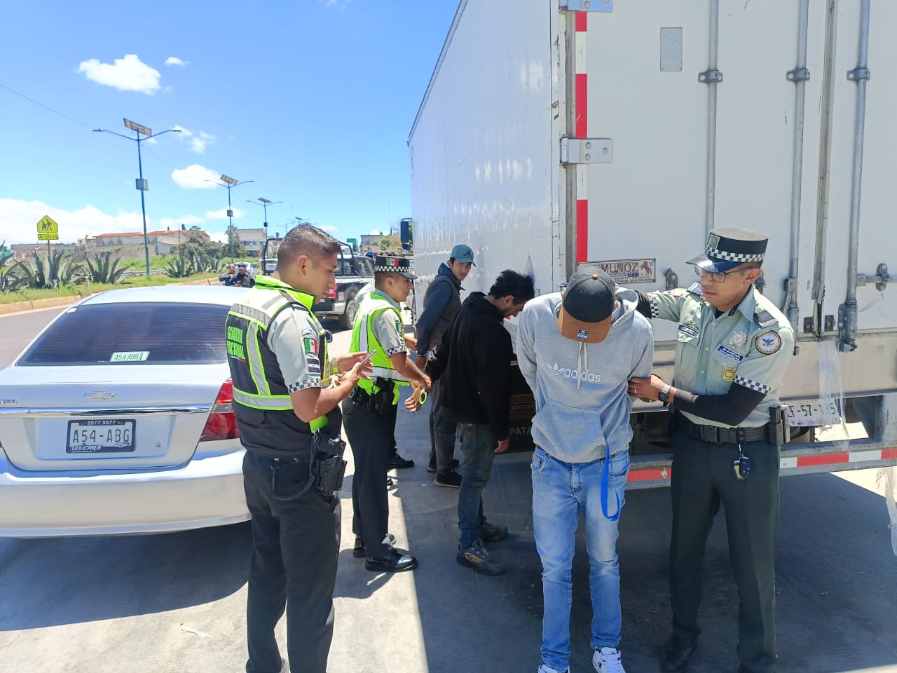 Guardia Nacional detiene a tres hombres en Calpulalpan; portaban arma hechiza y vehículo ligado a robos