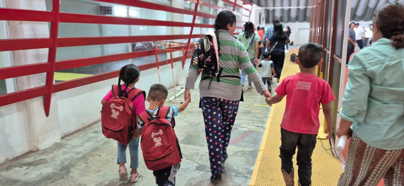 Impulsa Tonantzin Fernández el bienestar escolar con entrega de mochilas y útiles