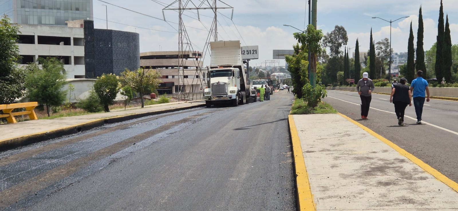 Tonantzin Fernández acompaña al gobernador Alejandro Armenta en recorrido por la Recta a Cholula