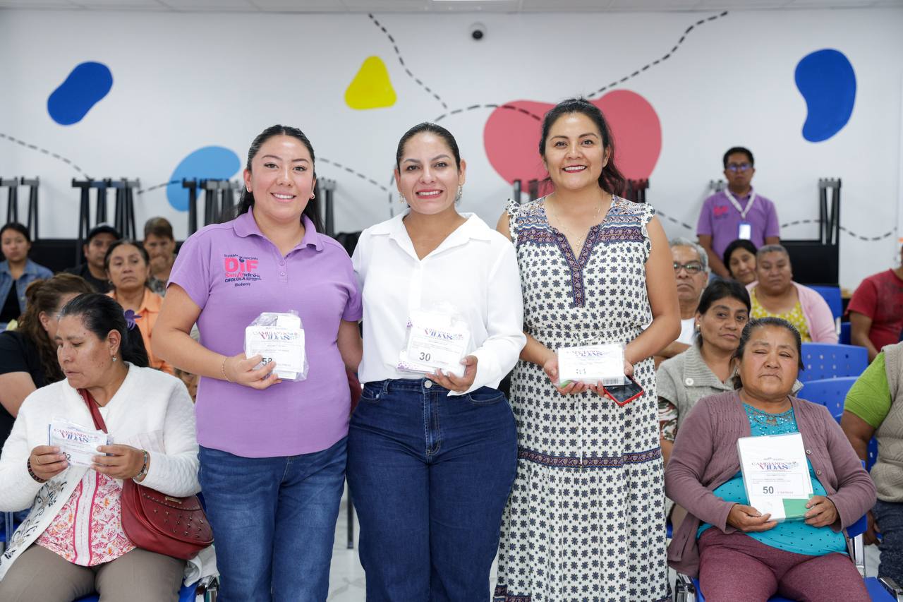Entrega Guadalupe Cuuatle medicamentos a personas con enfermedades crónico-degenerativas 