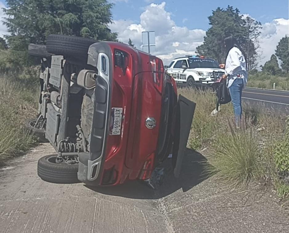 Vuelca camioneta sobre la autopista Tlaxcala–Puebla; viajaban dos menores