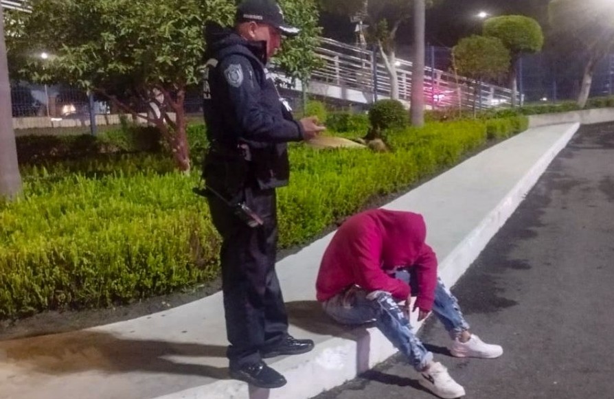 Intervención oportuna evita tragedia en puente peatonal de Puebla