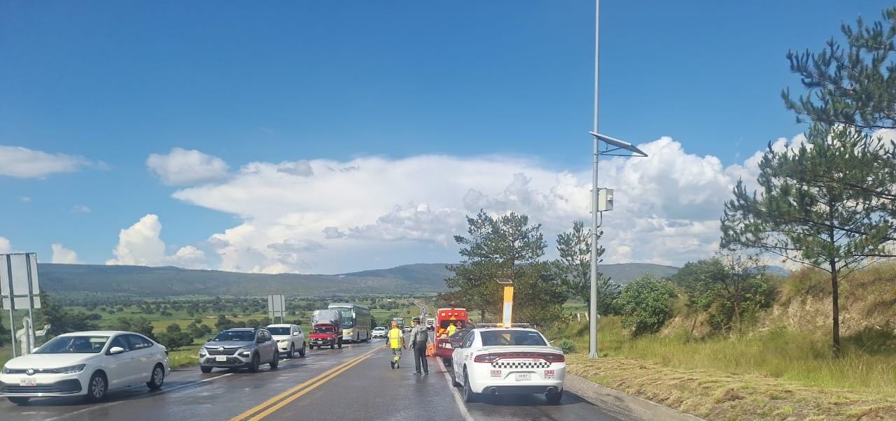 Mujer resulta herida tras choque entre motocicleta y automóvil en la Amozoc–Perote