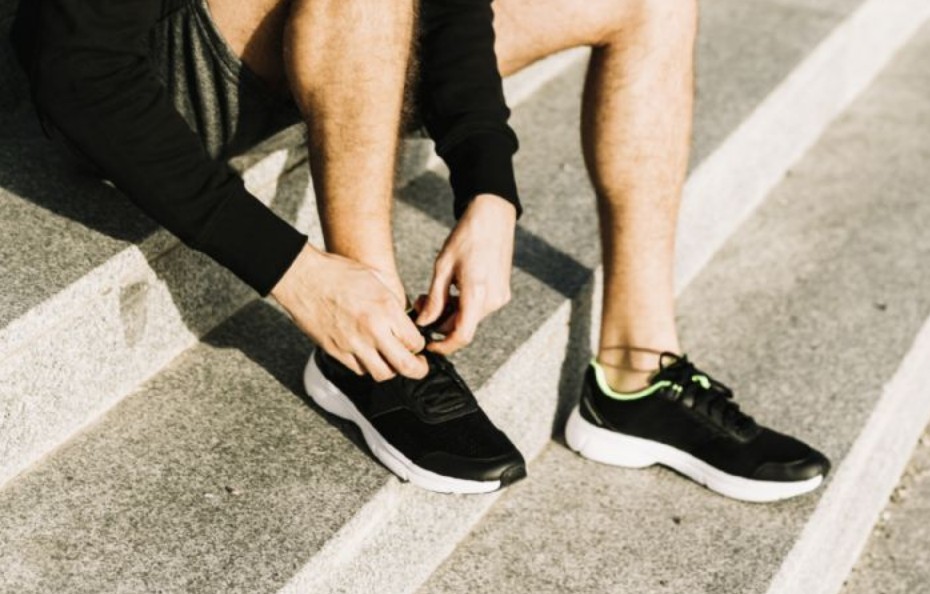 La cinta trasera de tus tenis tiene una función útil y práctica