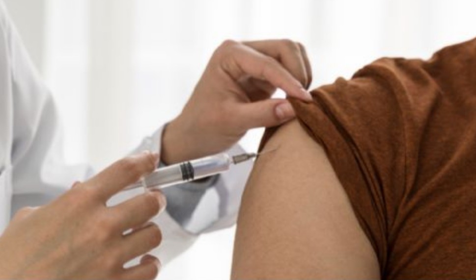 ¿Vacunarse en el mismo brazo es mejor? Un estudio lo confirma