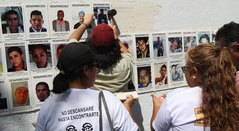 Colectivos colocan rostros de desaparecidos en Fiscalía de Guerrero