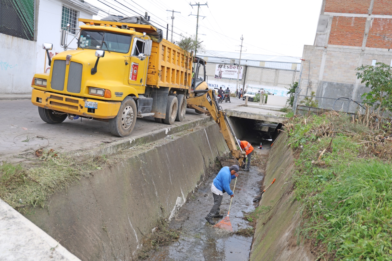 Encabeza Omar Muñoz faena comunitaria en Sanctorum 
