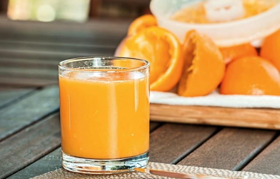 ¿Por qué el jugo de naranja es tan popular en el desayuno?
