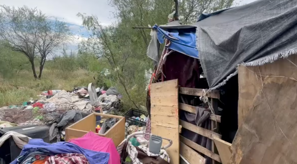 Bebé de un mes es rescatado de incendio en vivienda precaria en Escobedo