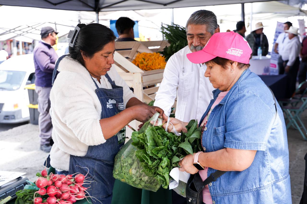 Lleva Lupita Cuautle Jornada de Proximidad Social a San Francisco Acatepec