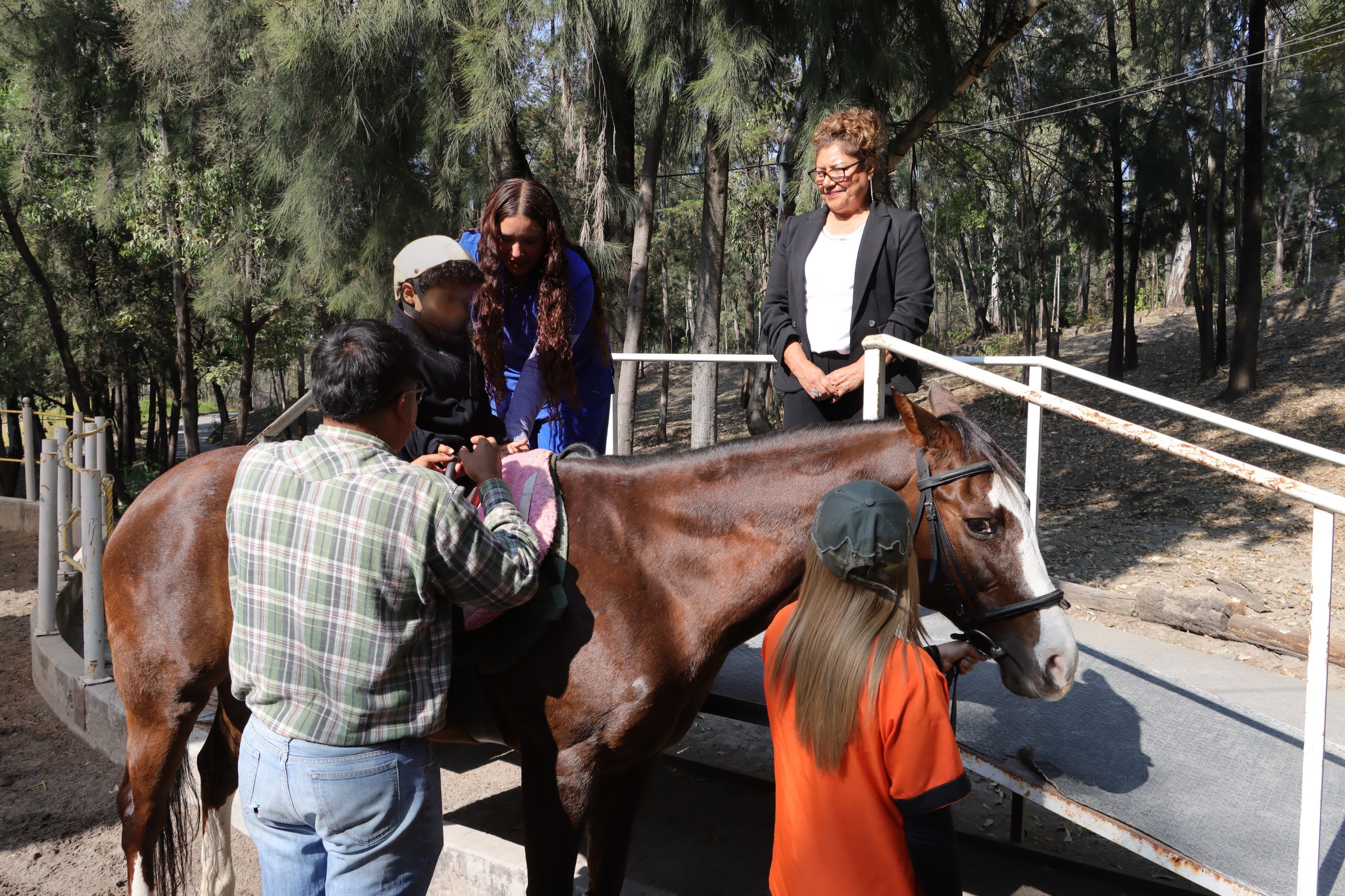 Tere Alfaro fortalece el desarrollo de la niñez a través de sesiones de Equinoterapia en coordinación con el Sistema Estatal DIF