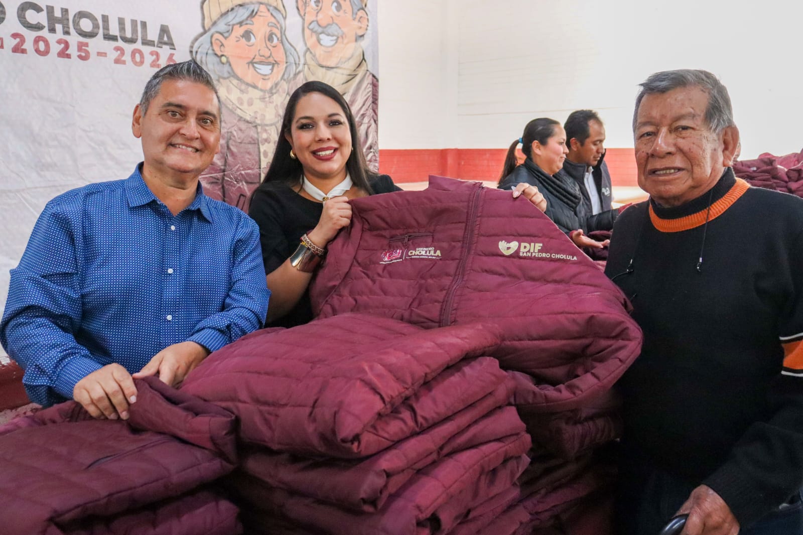 Inicia el programa Abrigando Cholula en Santiago Momoxpan