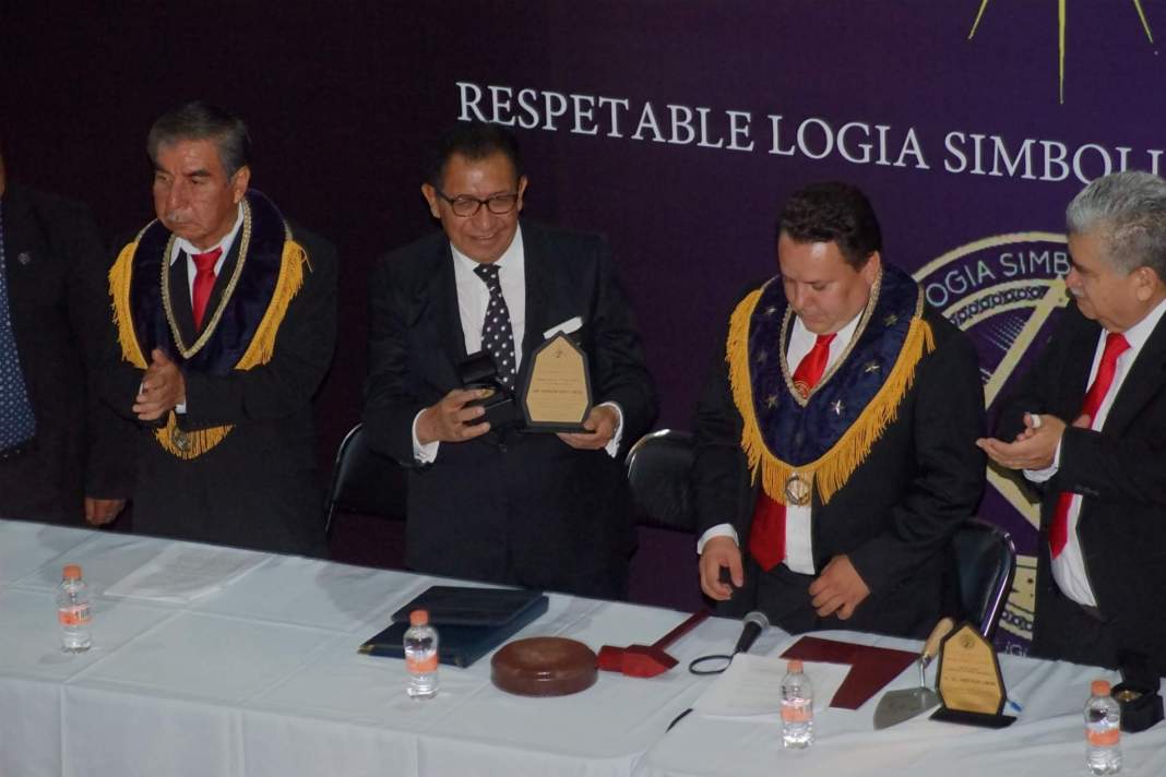 Reconocen en Tlaxcala al rector de la UATx por su liderazgo humanista