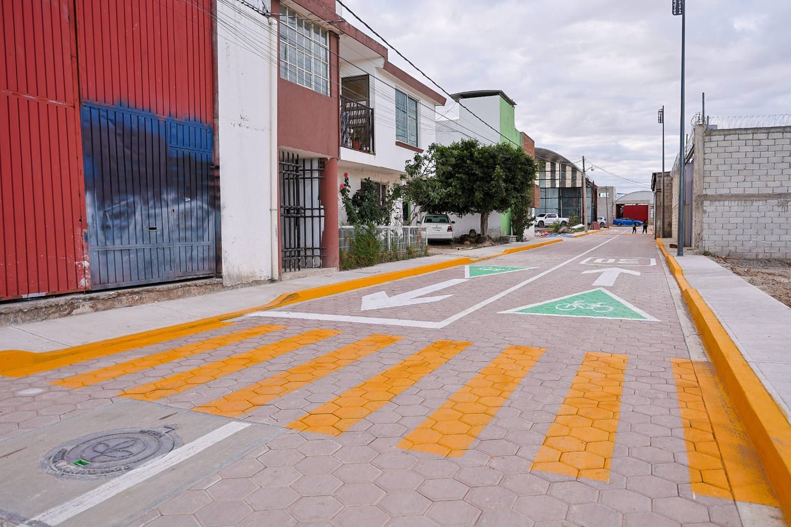 Entrega Lupita Cuautle adoquinamiento en San Bernardino Tlaxcalancingo