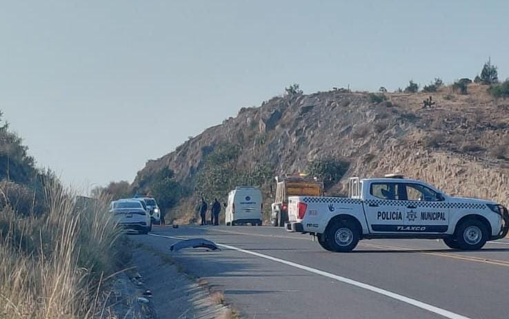 Choque entre automóvil y tráiler deja un muerto en la Tlaxco–El Tejocotal