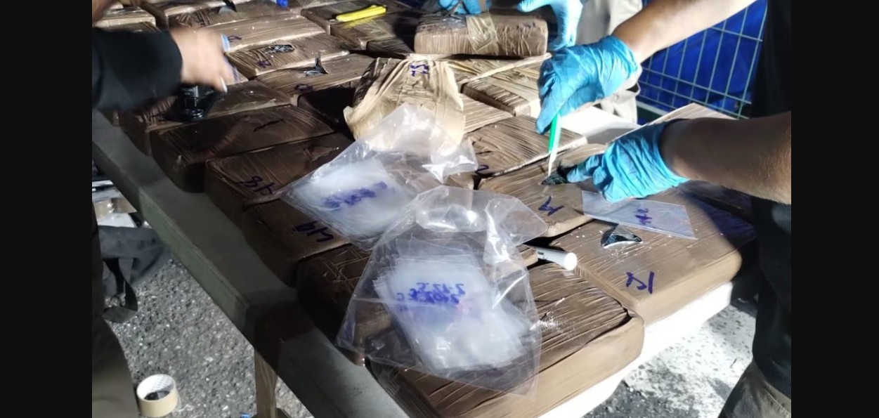Paquetes de droga asegurados por la Marina en puerto de Manzanillo.