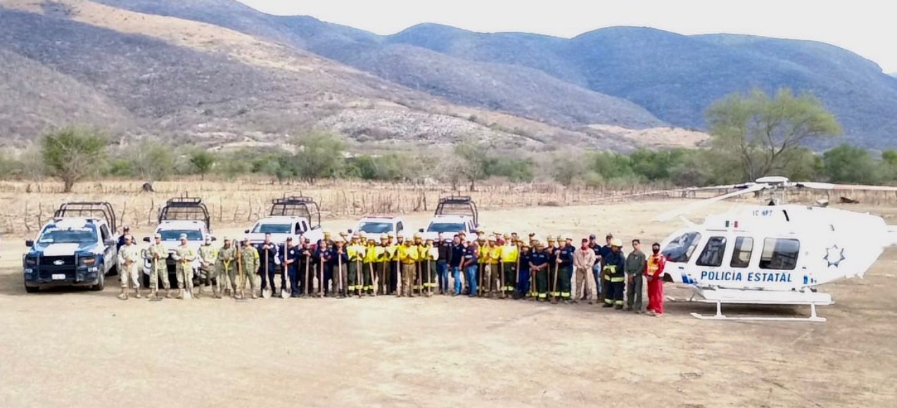 Brigadistas trabajan en incendio forestal en Cohetzala