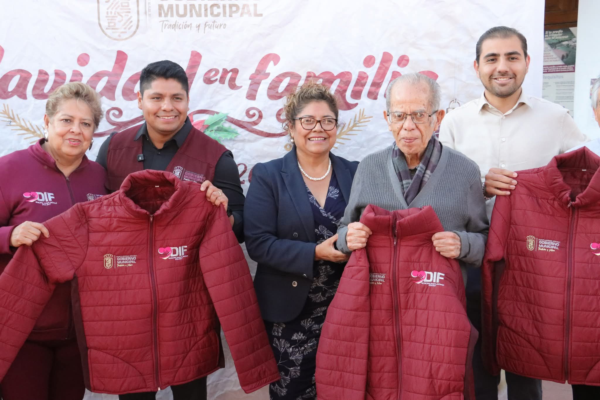Abuelitos de cabecera municipal de Cuautlancingo reciben chamarra invernal