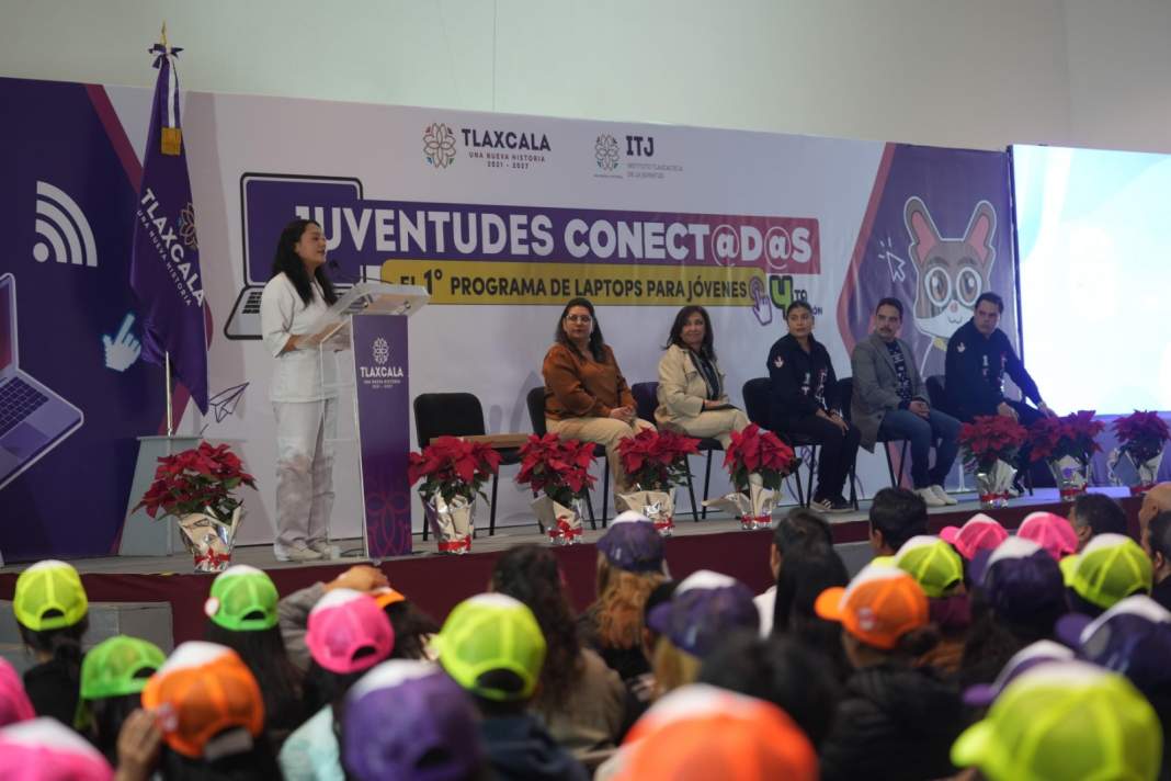Más de mil universitarios en Tlaxcala reciben laptops con 80% de ahorro