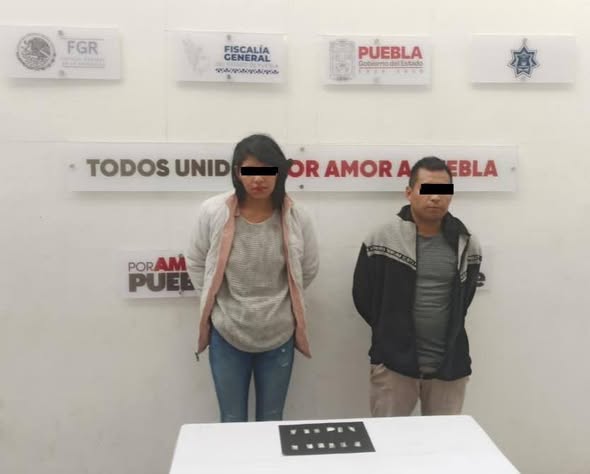 Pareja detenida en Coronango tras persecución; viajaban en vehículo robado y con presunta droga