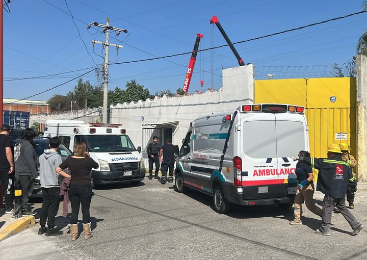 Tres trabajadores resultan lesionados en accidente laboral en Manantiales; uno es trasladado a Puebla por Protección Civil Cholula
