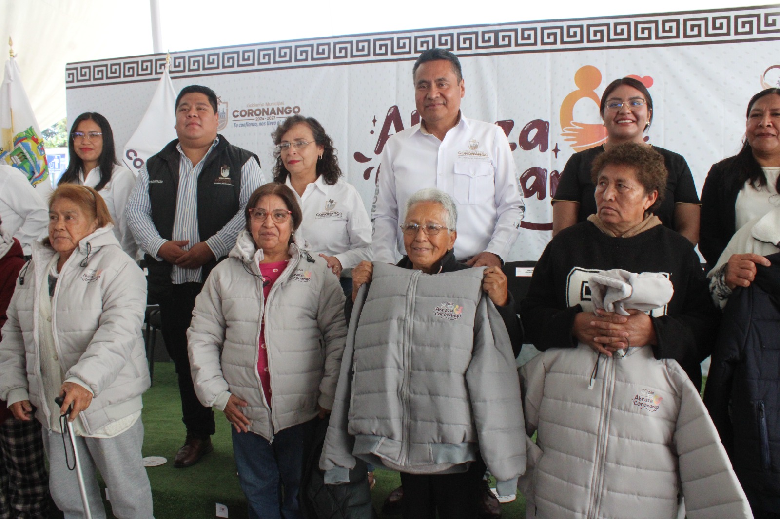 Con “Abraza Coronango”, DIF y Ayuntamiento entregan chamarras a adultos mayores