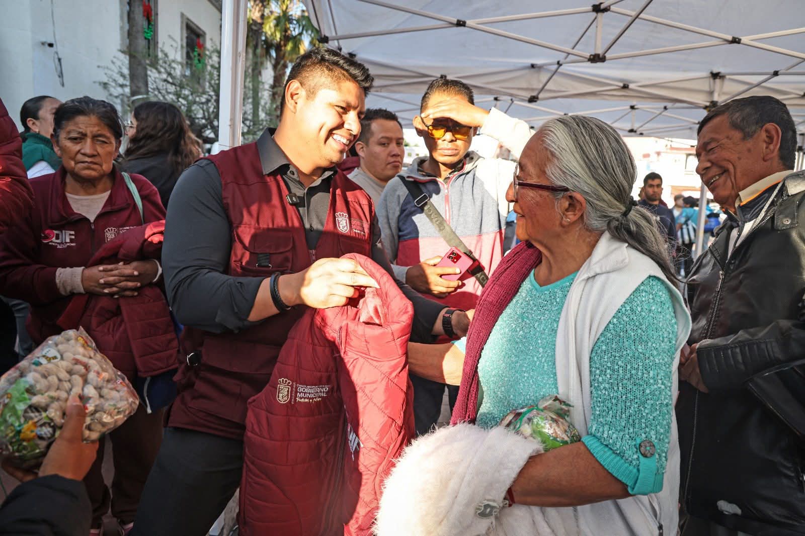 Concluyen Omar Muñoz y Tere Alfaro entrega de chamarras a adultos mayores en Cuautlancingo 