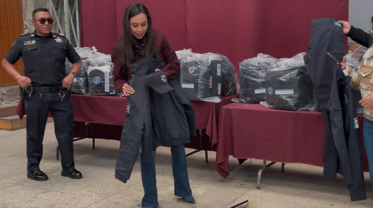 Dignifican labor policial en Ixtenco: Entregan uniformes a elementos de seguridad y paramédicos