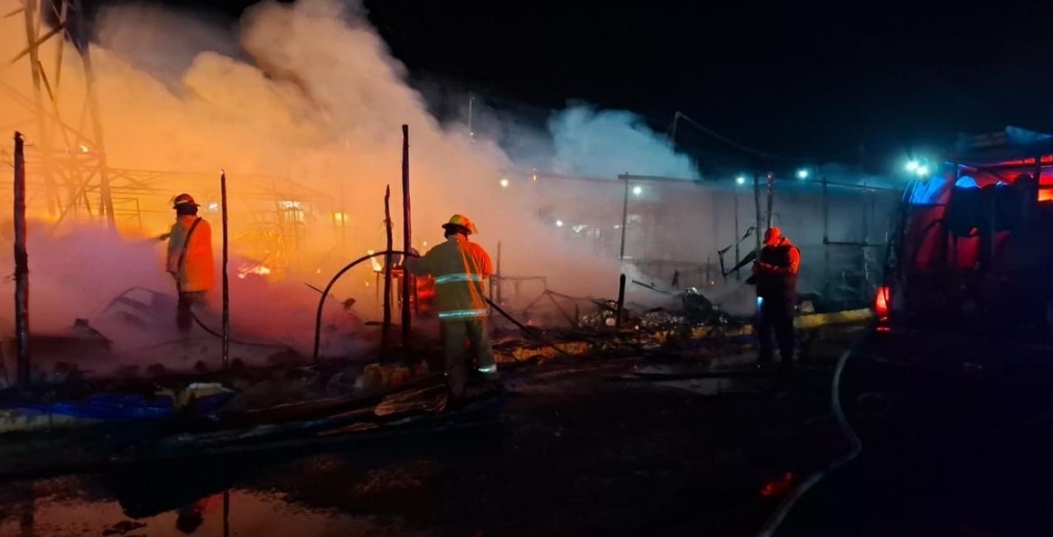 Incendio moviliza a Protección Civil en la Central de Abasto