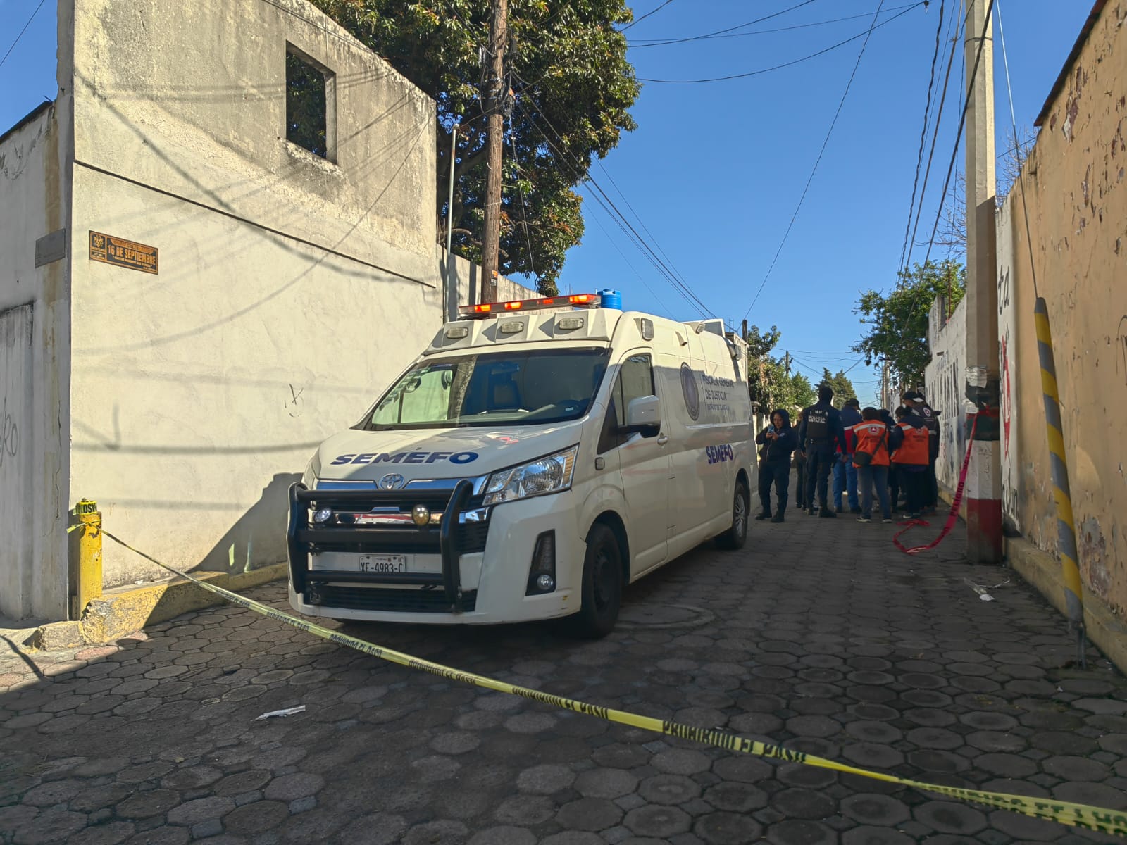 Hombre muere tras caer en hoyo por reparación de fuga de agua, en Xicohtzinco