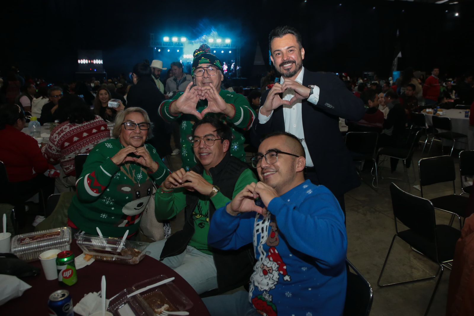 Gobierno de Puebla reúne a miles de familias en una cena navideña llena de unión