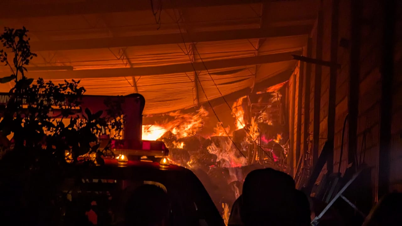 Cohetes provocan incendio que consume bodega de forraje en Muñoz; vecinos logran salvar maquinaria