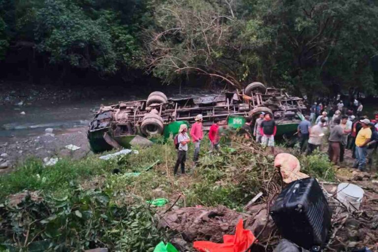 Accidente en Veracruz: autobús vuelca y deja al menos 10 muertos