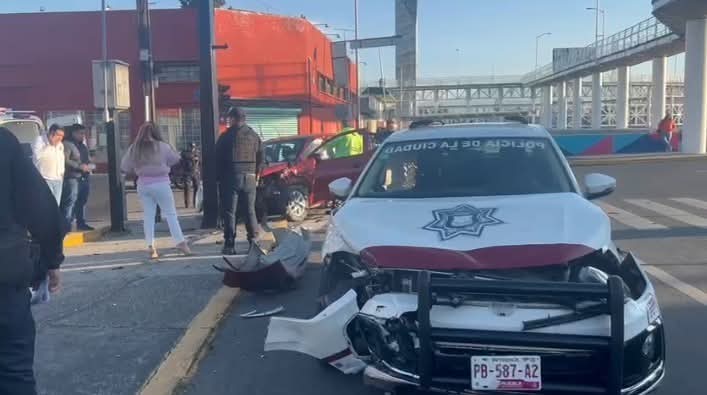 Accidente vial involucra a patrulla policial y vehículo particular en Coronango