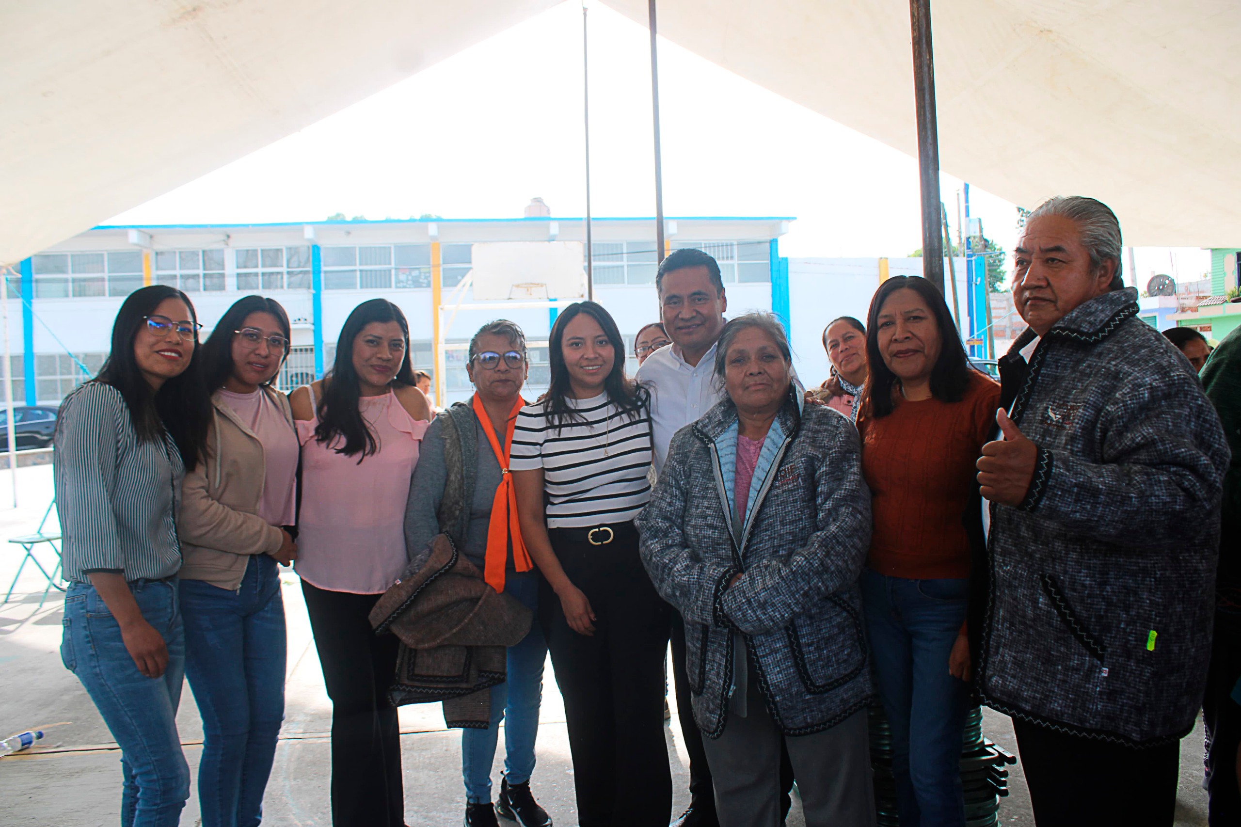 Recibieron 2 mil 100 adultos mayores chamarras del programa "Abraza Coronango"