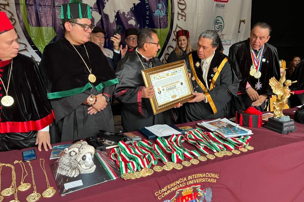 UATx brilla: Rector recibe dos galardones por impulsar un nuevo humanismo