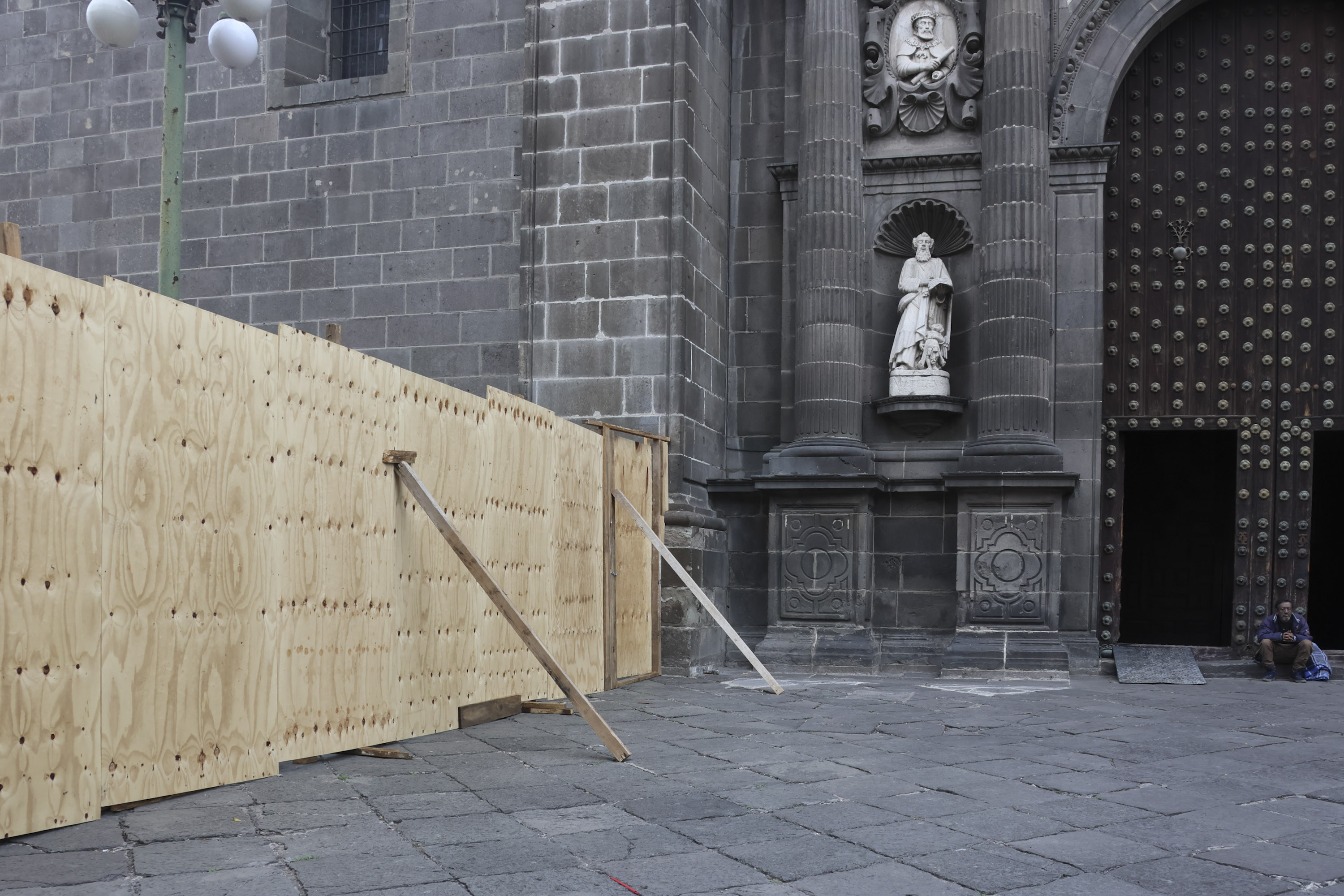 Obras cubren el costado de la Catedral de Puebla frente al Zócalo