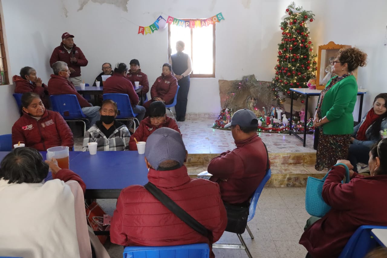 Tere Alfaro festeja fin de año con adultos mayores de las Estancias de Día de Cuautlancingo 