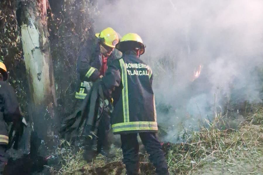 Bomberos evitan tragedia por incendio en zona boscosa de Acuitlapilco, Tlaxcala