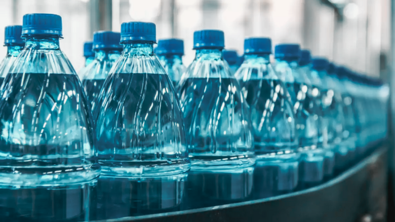 Agua embotellada vs. grifo: el peligro oculto de los microplásticos