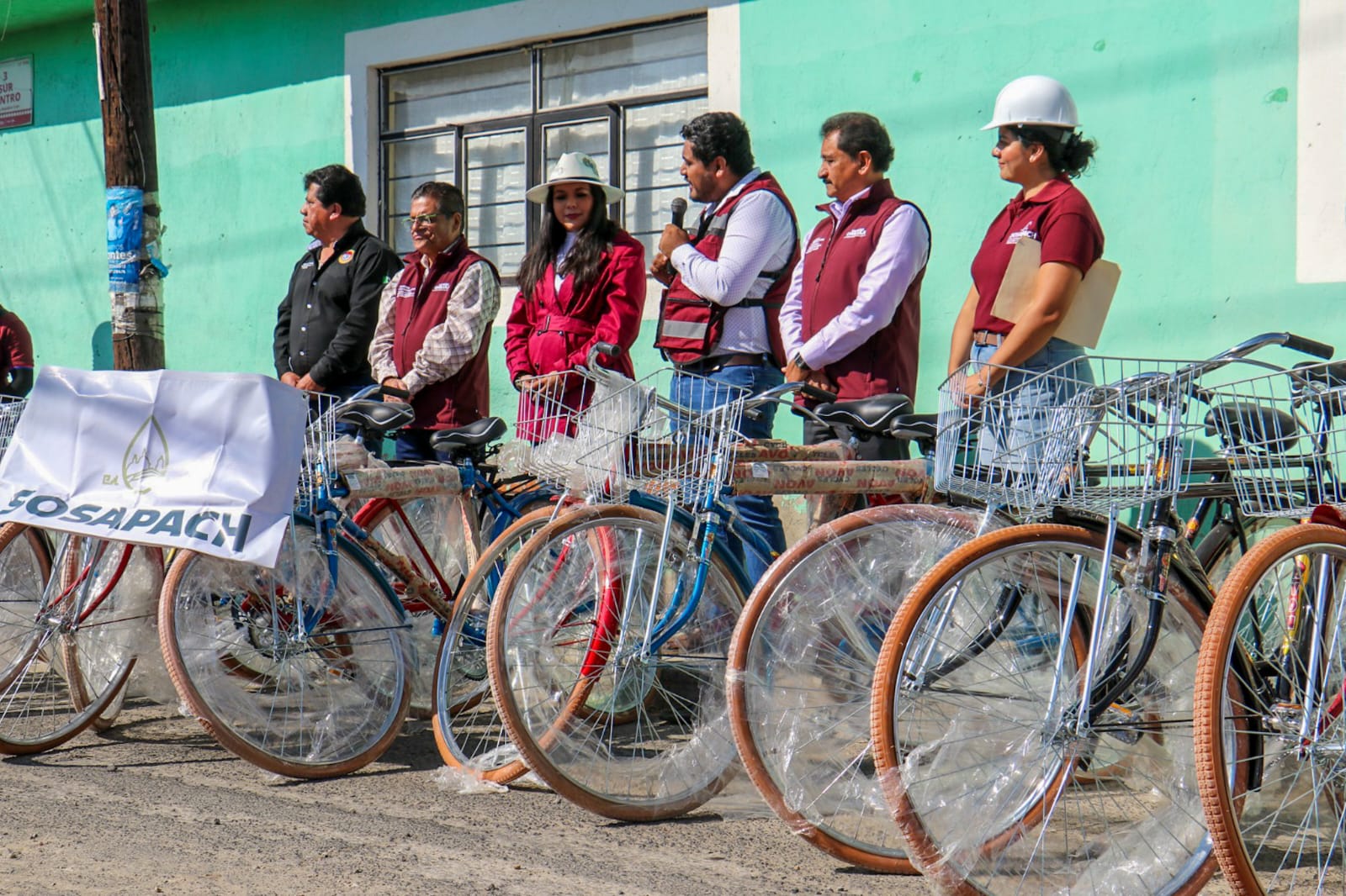 Entregan 13 bicicletas a trabajadores del SOSAPACH para fortalecer labores operativas y comerciales