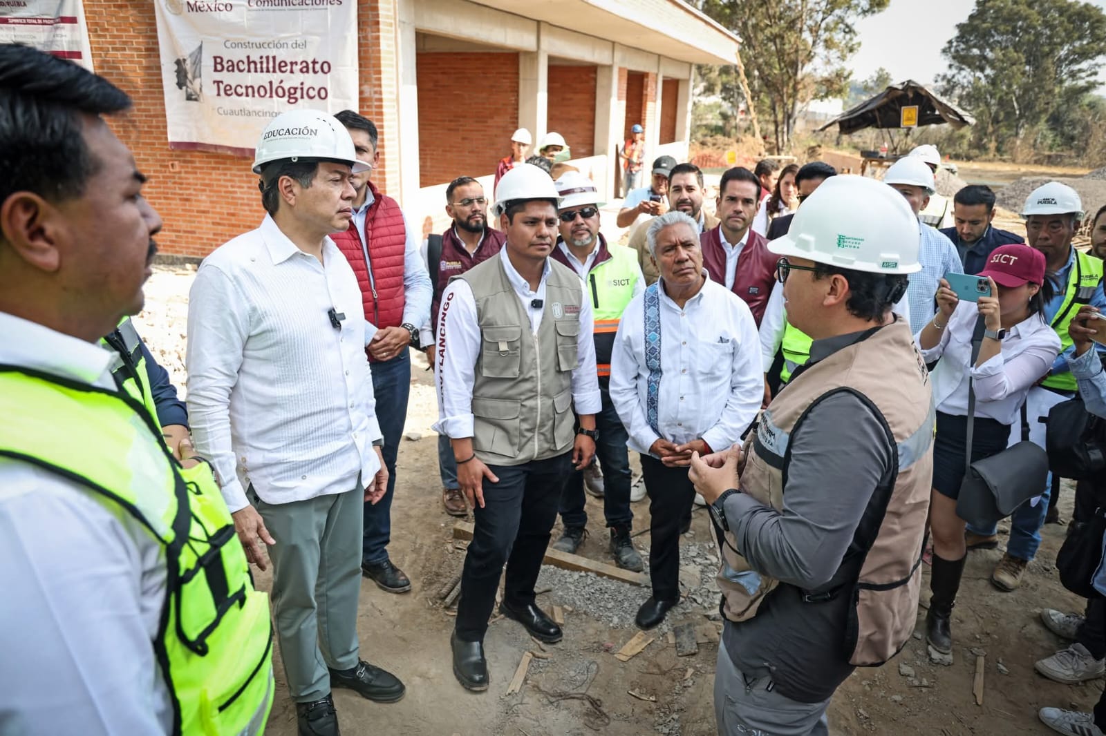Autoridades supervisan avance del Bachillerato Tecnológico de Cuautlancingo; obra registra 85% y abrirá en febrero