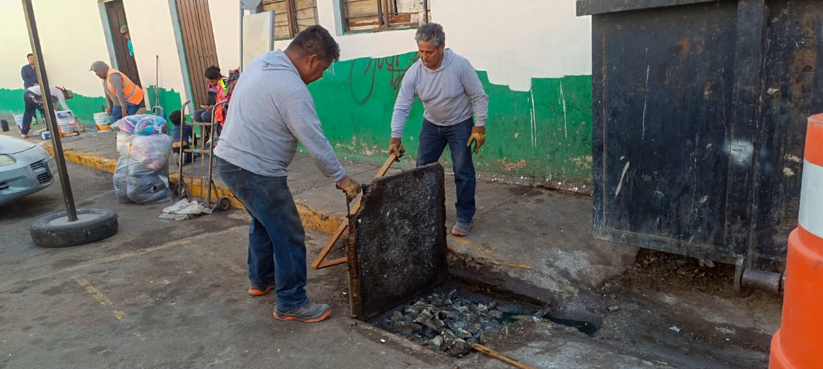 Acciones de mantenimiento sanitario en el mercado municipal Cosme del Razo