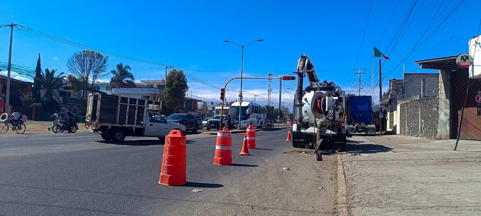SOSAPACH realiza mantenimiento preventivo a la red de alcantarillado en la Carretera Federal México–Puebla
